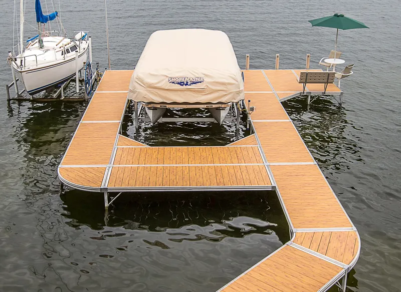 smr4851_00028_rs4_curvedock_woodgrain_furniture_bench_pontoonlift_sailboat_whitecanopy_2000.jpg