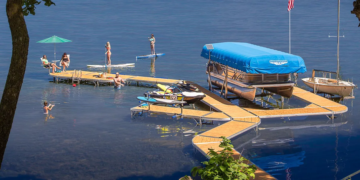 smr6805_0575_rs4_curvedock_woodgraindecking_pontoonlift_pwclift_sailboat_liftstyle_preview.jpeg