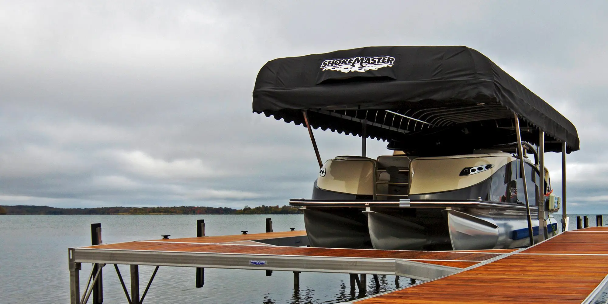 verticallift_pontoon_blackcanopy_ipedecking_rs7_2000.jpg